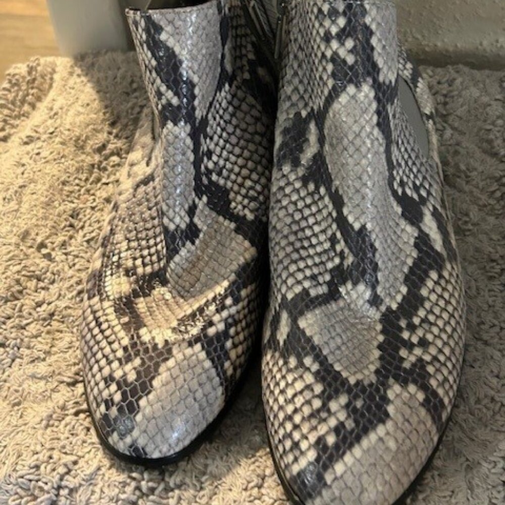MUNRO Cate Snake Print Chelsea Booties Men's Size 9